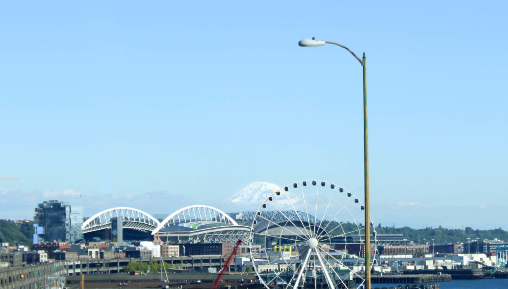 La grande roue, les deux grands stades de Seattle et le Mont Rainier tout au fond